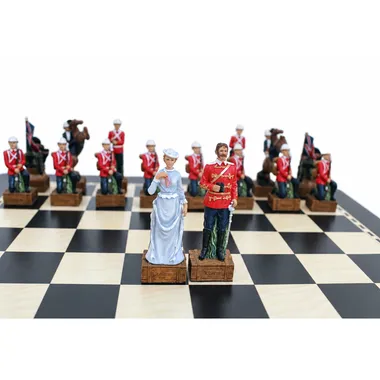 Szczegół figur królowej i brytyjskiego oficera naprzeciw figur zuluskich