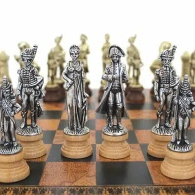 Szczegół srebrnych figur Napoleon, hetman i żołnierze na szachownicy