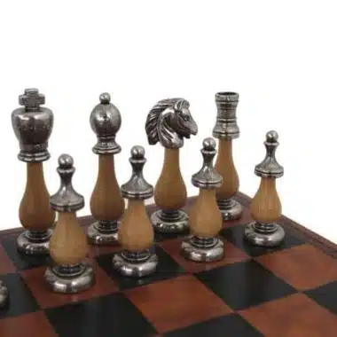 Szczegół figur Arabesque, rzeźbiony skoczek z metalu i drewniana podstawa