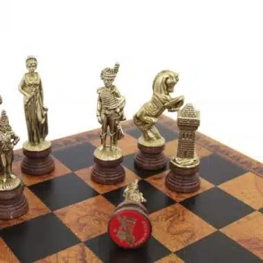 Szczegół złotych figur Napoleon, hetman i skoczek na szachownicy