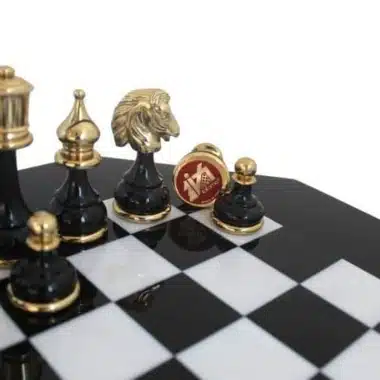 Détail des pièces dorées en laiton, cavalier et fou, sur échiquier noir et blanc