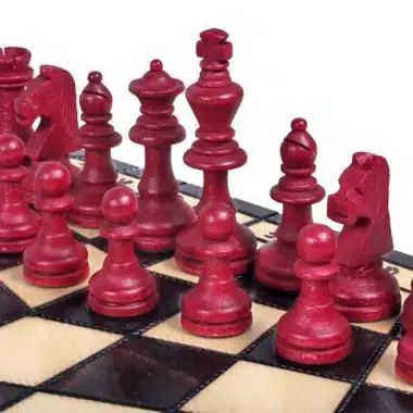 Szczegół czerwonych drewnianych figur zestawu szachowego dla trzech graczy na szachownicy