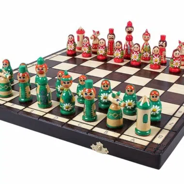 Jeu d'échecs Babushka vert installé sur l'échiquier en bois ouvert