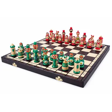 Jeu d'échecs Babushka vert installé sur l'échiquier en bois ouvert