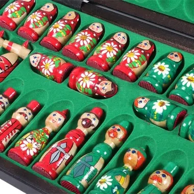 Détail des pièces rouges et vertes alignées dans le coffret de rangement
