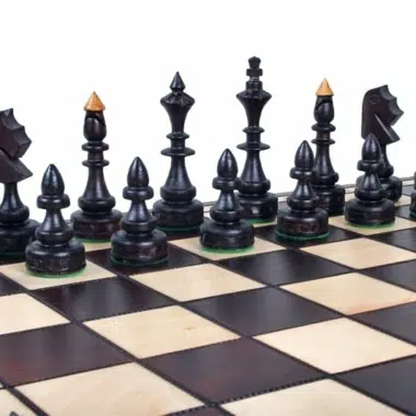 Détail des pièces noires alignées sur les cases de l'échiquier