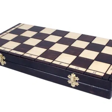Échiquier en bois fermé avec fermoirs métalliques, coffret vu de profil