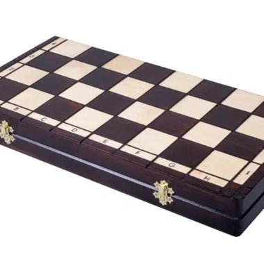 Échiquier pliant en bois fermé servant de coffret de rangement
