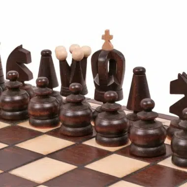 Detal ciemnych figur, król i hetman na środku szachownicy