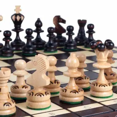 Drewniane składane szachy Pearl, zbliżenie jasnych figur na szachownicy