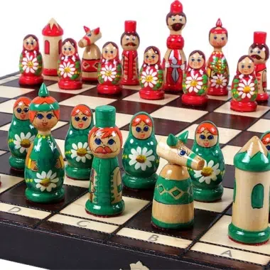 Vue rapprochée des deux camps de pièces Babushka face à face sur l'échiquier