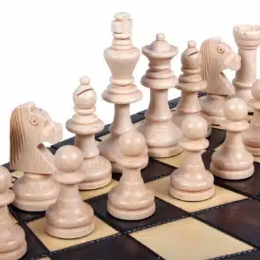 Szczegół jasnych drewnianych figur zestawu szachowego dla trzech graczy na szachownicy