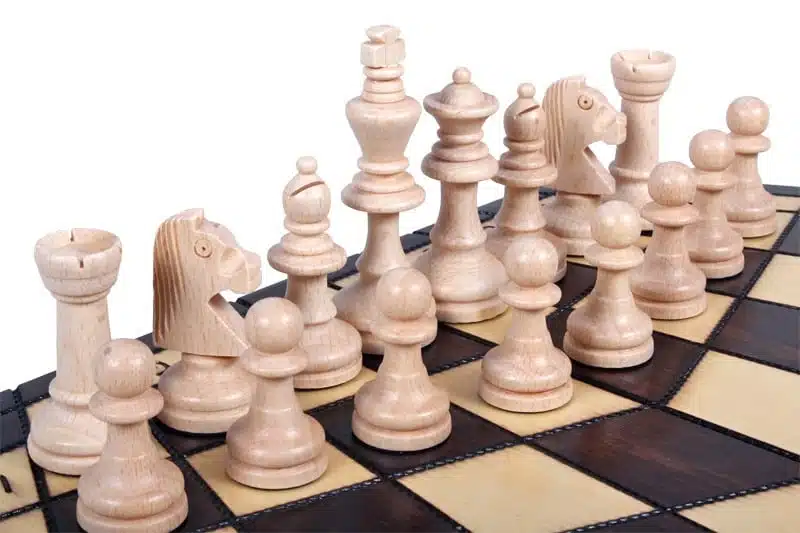 Szczegół jasnych drewnianych figur zestawu szachowego dla trzech graczy na szachownicy