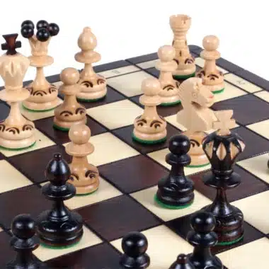 Drewniane składane szachy Pearl, zbliżenie figur w trakcie gry środkowej