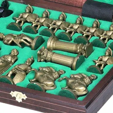 Detal zielonego wnętrza z gąbką, złotymi figurami i spartańskimi kolumnami