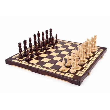 Jeu d'échecs en bois sculpté posé sur échiquier pliant ouvert