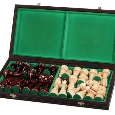Coffret pliable ouvert avec pièces rouges et naturelles rangées dans le feutre