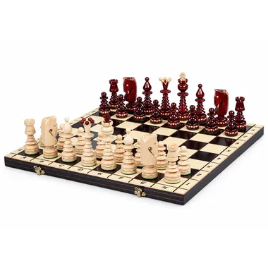 Jeu d'échecs orné en bois pliable, vue d'ensemble sur échiquier déplié