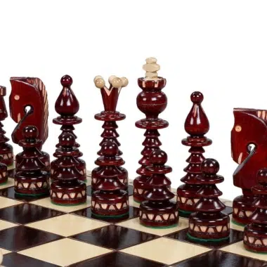 Pièces d'échecs rouges détaillées alignées sur l'échiquier en bois