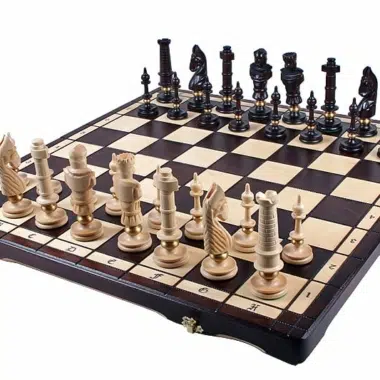 Ensemble complet avec pièces sculptées foncées et claires sur échiquier pliant