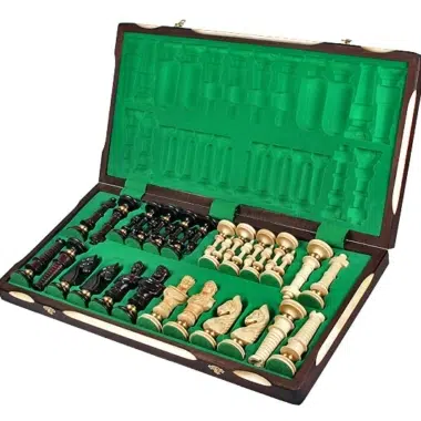Coffret de rangement ouvert avec pièces sculptées logées dans la feutrine verte