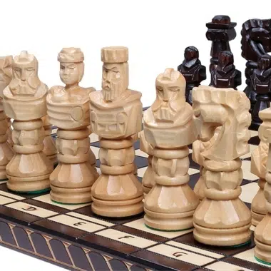 Detal jasnych figur Gladiator ustawionych naprzeciw ciemnych na szachownicy