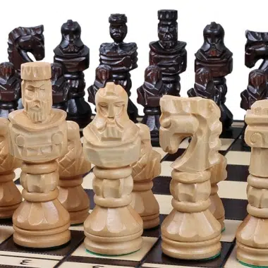 Zbliżenie na dwie rzeźbione armie Gladiator naprzeciw siebie na szachownicy