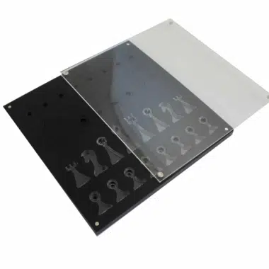 Otwarta kaseta z plexiglasu pokazująca miejsca na figury