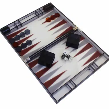 Szary backgammon z plexiglasu widziany z góry, pionki i kubek do kostek