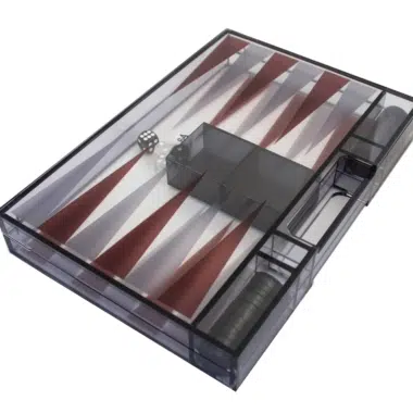 Zamknięta kaseta backgammonu z szarego plexiglasu z przegródkami do przechowywania