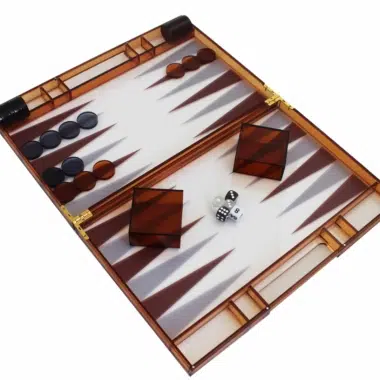 Nowoczesny backgammon w pomarańczowym plexiglasie, otwarta plansza z żetonami i kostkami