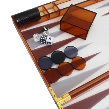 Backgammon w pomarańczowym plexiglasie, szczegóły żetonów, kostek i kubka do kostek