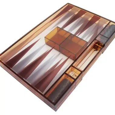 Backgammon w pomarańczowym plexiglasie, otwarta kaseta z przegródkami i kubkiem do kostek