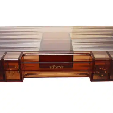 Backgammon w pomarańczowym plexiglasie, widok centralnego schowka z kostkami i żetonami