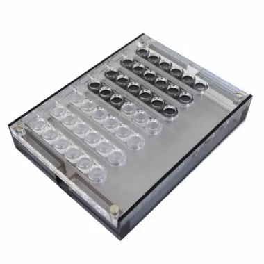 Szary Connect 4 z plexiglasu, widok z góry pokazujący kratkę i szufladę