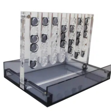 Szary Connect 4 z plexiglasu, widok ogólny z czarnymi i przezroczystymi żetonami