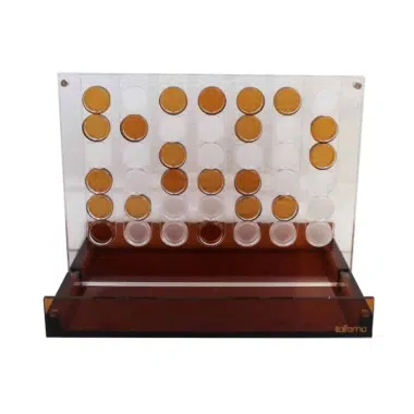 Pomarańczowy Connect 4 z plexiglasu z przezroczystymi i pomarańczowymi pionkami stojącymi na planszy
