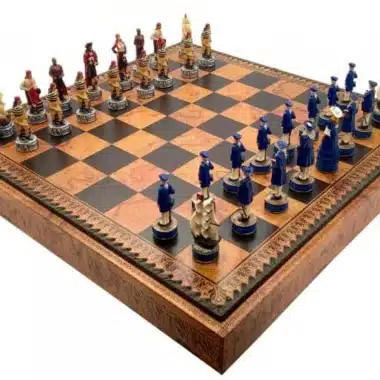 Échiquier en similicuir avec figurines pirates disposées en formation de jeu