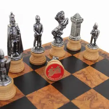 Figury szachowe Mary Stuart z bliska z medalionem Made in Italy na szachownicy