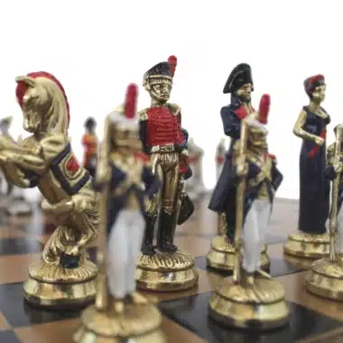 Zbliżenie na złocone i malowane figurki Napoleon na szachownicy
