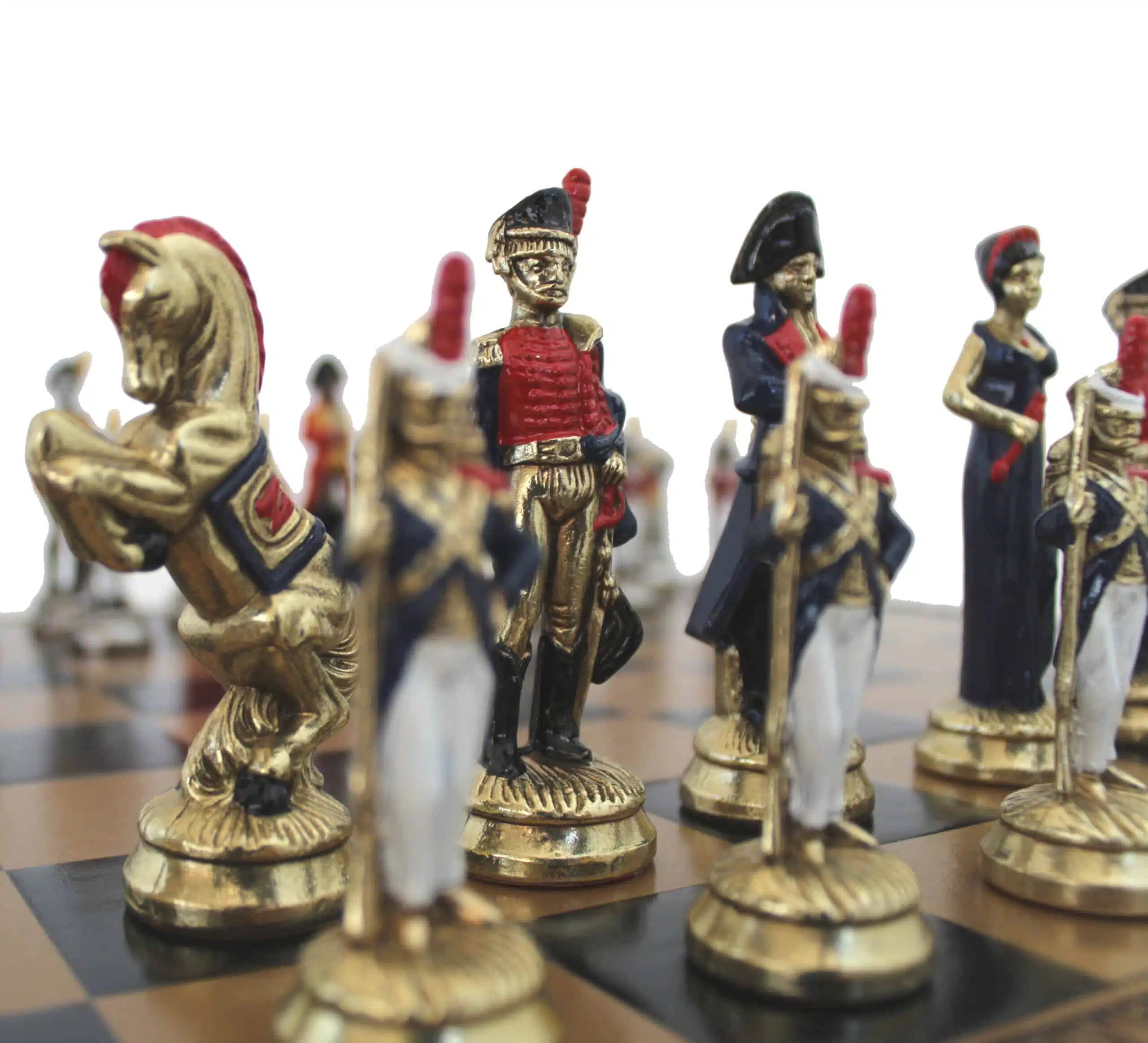 Zbliżenie na złocone i malowane figurki Napoleon na szachownicy