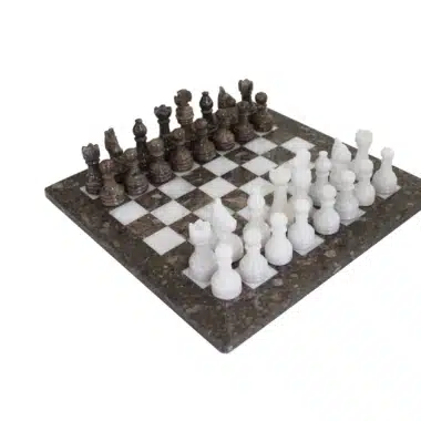 Szachy z marmuru szarego i białego 30x30cm, figury w ustawieniu debiutowym