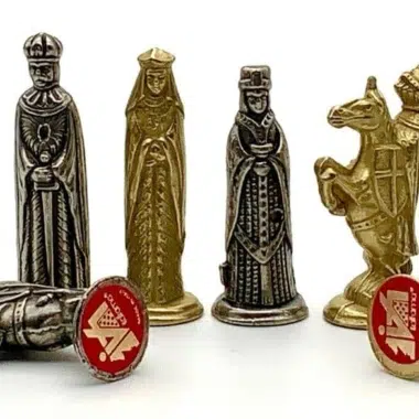 Detal średniowiecznych figurek z metalu złotego i srebrnego z ozdobnymi podstawami