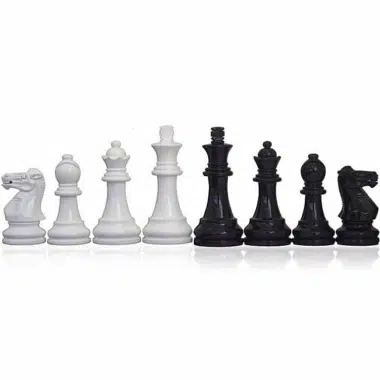 Komplet czarno-białych figur Staunton zaprezentowanych w rzędzie