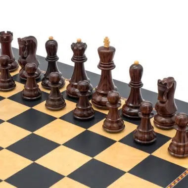 Ciemne figury szachów 'Le Jeu de la Dame' ustawione na szachownicy