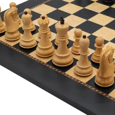 Róg szachownicy 'Le Jeu de la Dame' z jasnymi figurami i obramowaniem z intarsji