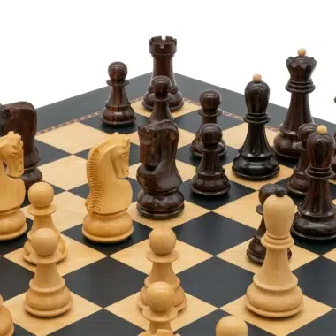 Figury 'Le Jeu de la Dame' z bliska, dobrze widoczne skoczki i hetman