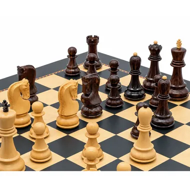 Figury 'Le Jeu de la Dame' z bliska, dobrze widoczne skoczki i hetman