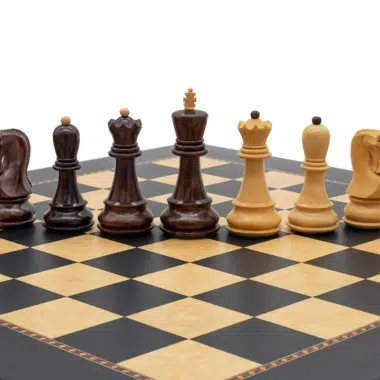 Król, hetman oraz jasne i ciemne figury gry 'Le Jeu de la Dame' naprzeciwko siebie