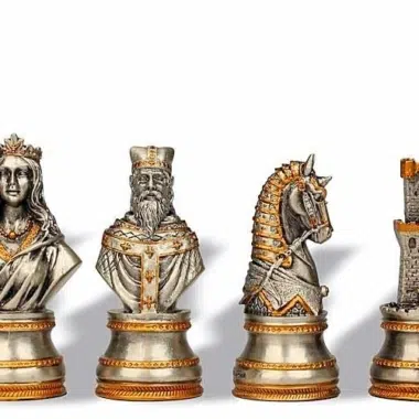Detal srebrnych figur, hetman, król, skoczek i wieża ze złotymi wykończeniami